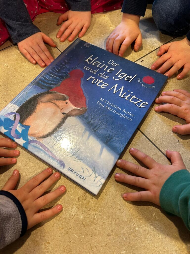 Buch mit Kinderhänden