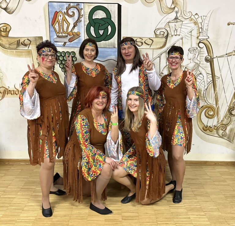 Erwachsenentanzgruppe im Flower-Power-Kostüm